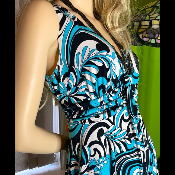 Pretty Women Dress - Picture 2 of 11